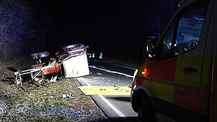 Der Traktor landete durch den Aufprall im Graben und musste geborgen werden.