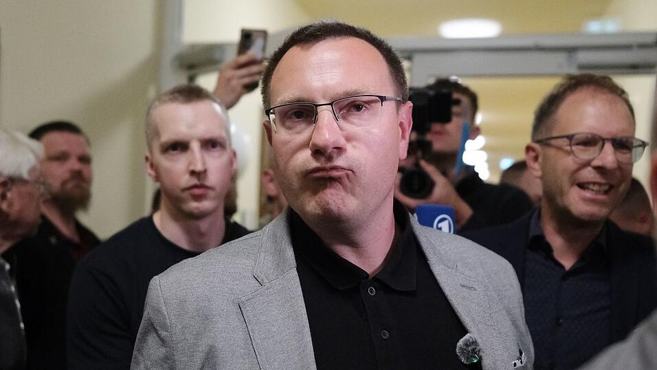 Der unterlegene Kandidat von den rechtsextremen «Freien Sachsen» will mit dem Wahlsieger zusammenarbeiten. Der unterlegene Kandidat von den rechtsextremen «Freien Sachsen» will mit dem Wahlsieger zusammenarbeiten.