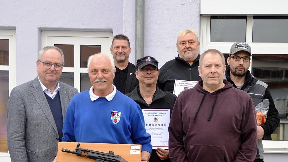 Bürgermeister Josef Klaus (l.) und RK-Vize-Vorsitzender Gerhard Mitterbiller (3.v.l.) gratulierten den geehrten wie auch den siegreichen Reservisten. Bürgermeister Josef Klaus (l.) und RK-Vize-Vorsitzender Gerhard Mitterbiller (3.v.l.) gratulierten den geehrten wie auch den siegreichen Reservisten.
