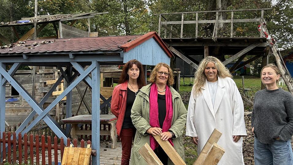 Brigitte Ott, Vorsitzende des Vereins Aktivspielplatz, Initiatorin der Spende Stadtr&auml;tin Gertrud Gruber, WBG-Gesch&auml;ftsf&uuml;hrerin Martina Fischer und Sozialp&auml;dagogin Patrizia Jaworski (von links) neben den selbstgebastelten H&auml;usern der Kinder am Aktivspielplatz am Schanzlweg.