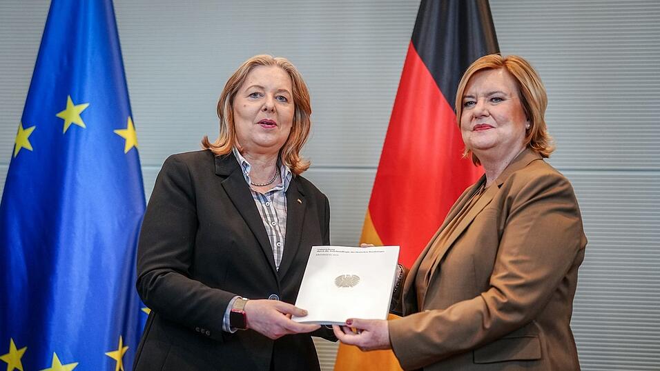 Die Wehrbeauftragte übergibt ihren Jahresbericht der Bundestagspräsidentin. Die Wehrbeauftragte übergibt ihren Jahresbericht der Bundestagspräsidentin.