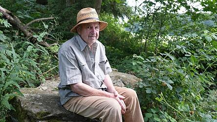 Ludwig Schmidt an einem seiner Lieblingsorte in Sankt Englmar. Oft geht er alleine im Wald Heidelbeeren sammeln oder spaziert an den nahe gelegenen See. Ludwig Schmidt an einem seiner Lieblingsorte in Sankt Englmar. Oft geht er alleine im Wald Heidelbeeren sammeln oder spaziert an den nahe gelegenen See.