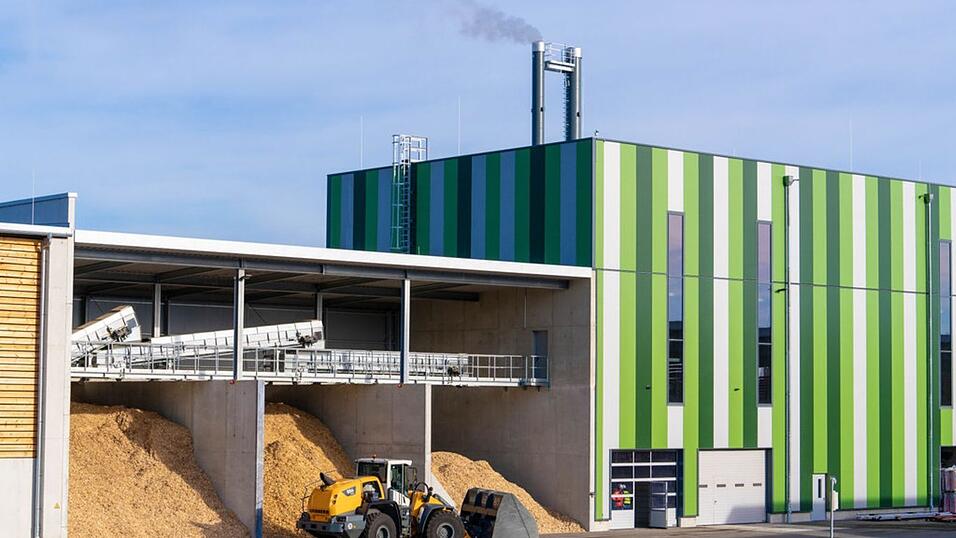 Das Hauptgeb&auml;ude des neuen Heizwerks in der Industriestra&szlig;e mit anliegendem Restholzlager.
