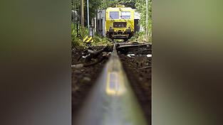 Die extreme Hitze kann im Extremfall dazu führen, dass sich Bahngleise verbiegen. Das führt zu Ausfällen. Weil die Bahn ihre Pünktlichkeit dringend verbessern muss, hat sie eine Sondereinheit gegründet. Die extreme Hitze kann im Extremfall dazu führen, dass sich Bahngleise verbiegen. Das führt zu Ausfällen. Weil die Bahn ihre Pünktlichkeit dringend verbessern muss, hat sie eine Sondereinheit gegründet.