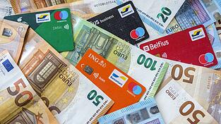 Statt mit Geld mit der Karte bezahlen: Das war bisher auch im Ausland mit der Girokarte möglich. Doch das blau-rote Symbol wird bald verschwinden. Statt mit Geld mit der Karte bezahlen: Das war bisher auch im Ausland mit der Girokarte möglich. Doch das blau-rote Symbol wird bald verschwinden.