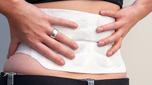 Als Pflaster oder Salbe: Wärme kann oft Rückenschmerzen lindern. Als Pflaster oder Salbe: Wärme kann oft Rückenschmerzen lindern.