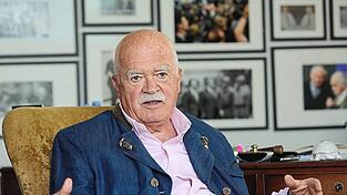 'Manchmal halte ich Olaf Scholz noch für den Normalsten von allen', sagt Peter Gauweiler (CSU). 'Manchmal halte ich Olaf Scholz noch für den Normalsten von allen', sagt Peter Gauweiler (CSU).