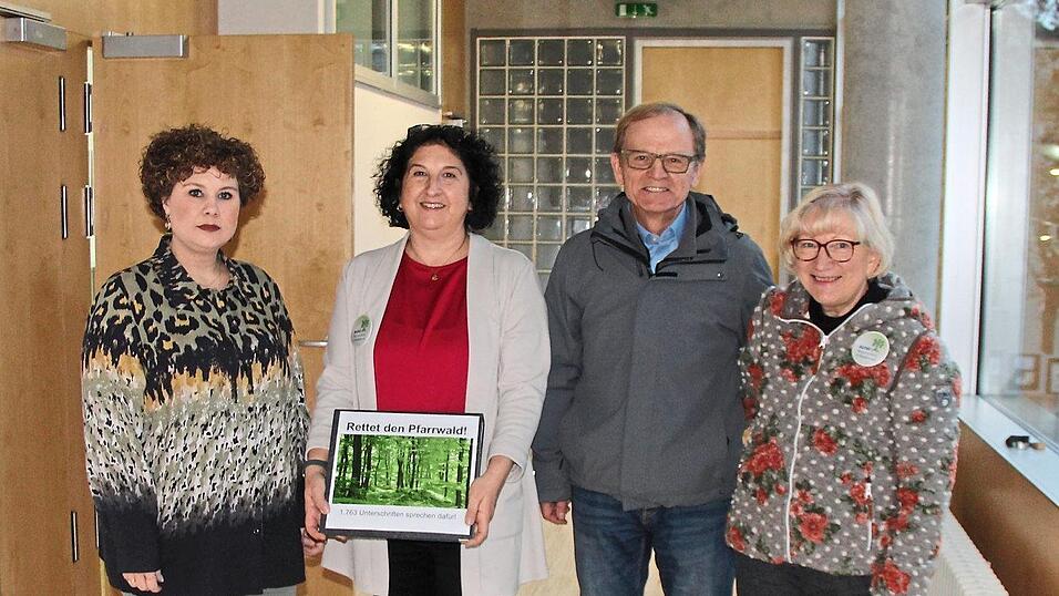 Maria Demmel, Konrad H&ouml;cherl und Andrea Kopfmann (von rechts) &uuml;berreichen am Donnerstag im Rathaus die Unterschriften an B&uuml;rgermeisterin Alexandra Riedl.