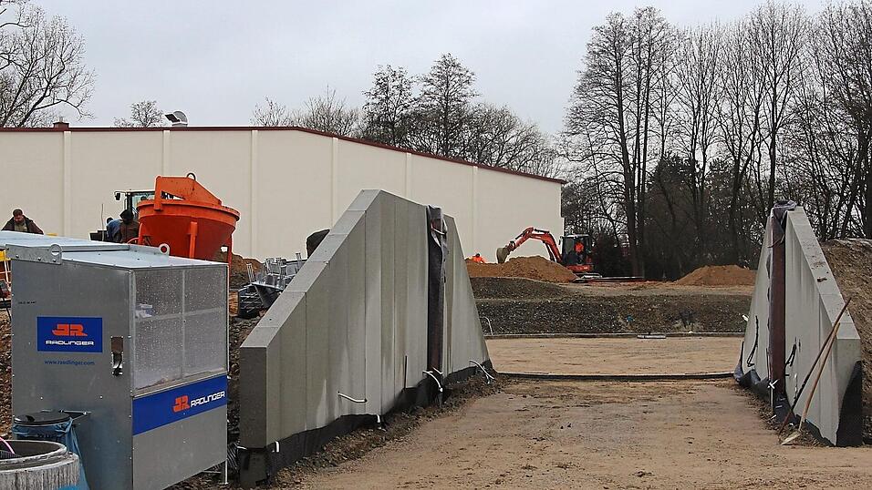 Die Tiefbauer werkeln flei&szlig;ig, um die Erdarbeiten f&uuml;r die Parkarena fertig zu bekommen.