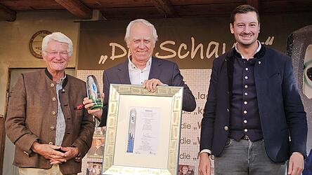 Jurysprecher Theo Zellner (links) und Landrat Christian Schindler (rechts) &uuml;berreichen Urkunde und Ehrengabe an Bruno Jonas.