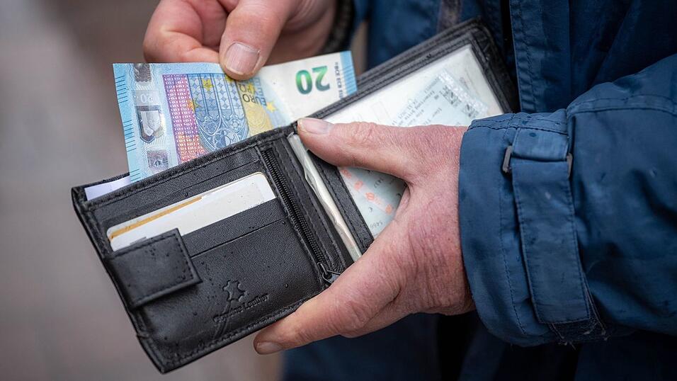 Der Unfallverursacher dr&uuml;ckte der Jugendlichen laut Polizei 20 Euro in die Hand und fuhr davon. (Symbolbild)