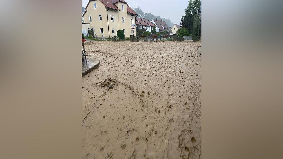 Ein heftiges Unwetter fegte am 9. Juni &uuml;ber Landshut hinweg und bescherte der Feuerwehr zahlreiche Eins&auml;tze.