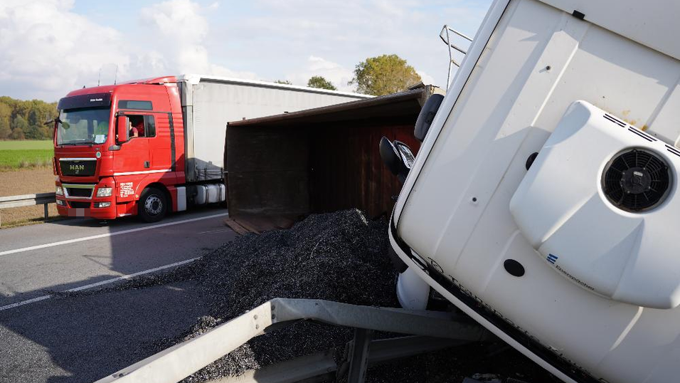 Die geladenen Eisensp&auml;ne verteilten sich quer &uuml;ber die A3, bei der Reinigung half das THW.