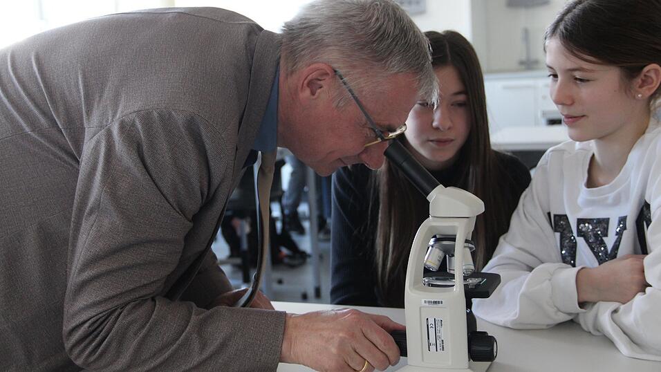 Landrat Bumeder wollte sehen, was die Schüler unter dem Mikroskop haben. Landrat Bumeder wollte sehen, was die Schüler unter dem Mikroskop haben.