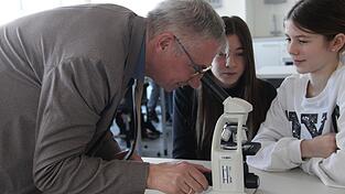 Landrat Bumeder wollte sehen, was die Sch&uuml;ler unter dem Mikroskop haben.