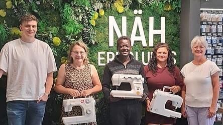 Juniorchef Philipp Diermeier vom „NähPark“ Cham (l.) übergibt die gespendeten Nähmaschinen an (v. l.) Luise Vogl, Timothy Nabulwa, Julia Heitzer und Elfriede Brandl.