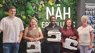 Juniorchef Philipp Diermeier vom „NähPark“ Cham (l.) übergibt die gespendeten Nähmaschinen an (v. l.) Luise Vogl, Timothy Nabulwa, Julia Heitzer und Elfriede Brandl.