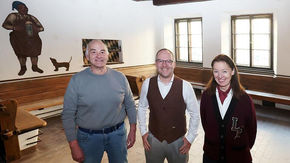 Noch steht die Wirtsstube leer, das soll ich bald &auml;ndern: Gastroberater Josef Fuchs (links), Eigent&uuml;merin Barbara Koller-Fichtel und der neue &bdquo;Freisch&uuml;tz&ldquo;-Wirt Mario Pianka freuen sich auf die Wiederer&ouml;ffnung.