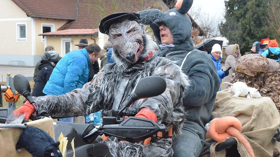 Mit dem großartigen 67. Faschingszug und einem anschließenden 'Narrentreiben' nahm am Faschingsdienstag der Fasching 2017 in Sarching ein glanzvolles Ende. Und was dabei alle 'narrisch' freute, das Wetter spielte doch noch mit; denn während des Zuges war es regenfrei; erst zum Ende regnete es! Mit dem großartigen 67. Faschingszug und einem anschließenden 'Narrentreiben' nahm am Faschingsdienstag der Fasching 2017 in Sarching ein glanzvolles Ende. Und was dabei alle 'narrisch' freute, das Wetter spielte doch noch mit; denn während des Zuges war es regenfrei; erst zum Ende regnete es!