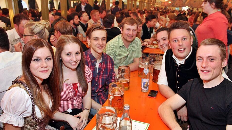 Die Fr&uuml;hjahrsdult 2017 in Landshut neigt sich dem Ende entgegen. Grund genug, noch einmal richtig in den Bierzelten zu feiern - abgerundet vom traditionellen Feuerwerk.