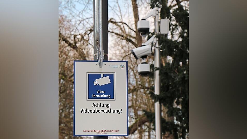 Insgesamt 36 Lichtmasten und sechs weitere für die Videoüberwachung sind im Bereich zwischen Hauptbahnhof und Petersweg aufgestellt worden. Insgesamt 36 Lichtmasten und sechs weitere für die Videoüberwachung sind im Bereich zwischen Hauptbahnhof und Petersweg aufgestellt worden.