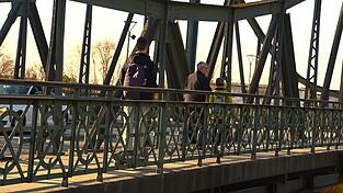 Bis Montag, 31. März, ist die Landauer Isarbrücke für Radfahrer und Fußgänger noch passierbar. Ab nächster Woche jedoch bloß auf einer Seite.