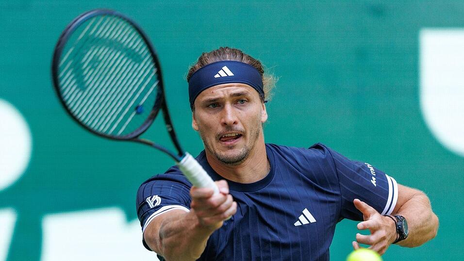 Alexander Zverev ist beim Rasenturnier in Halle ins Achtelfinale eingezogen. Alexander Zverev ist beim Rasenturnier in Halle ins Achtelfinale eingezogen.
