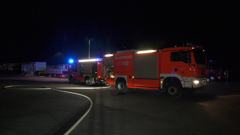 Die Weidener Feuerwehr konnte den Wohnwagen nicht mehr retten. Sein Verlust bedeutet eine weitere Krise in einer ohnehin schwierigen Lage für den 'Moskauer Circus'. Die Weidener Feuerwehr konnte den Wohnwagen nicht mehr retten. Sein Verlust bedeutet eine weitere Krise in einer ohnehin schwierigen Lage für den 'Moskauer Circus'.