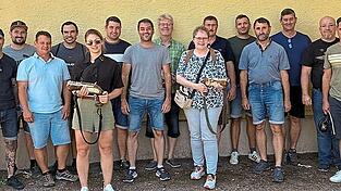 Ohne Ausbildung und Schwarzpulverschein läuft nichts - die Teilnehmer des Fachkundelehrgangs dürfen jetzt offiziell böllern. Ohne Ausbildung und Schwarzpulverschein läuft nichts - die Teilnehmer des Fachkundelehrgangs dürfen jetzt offiziell böllern.
