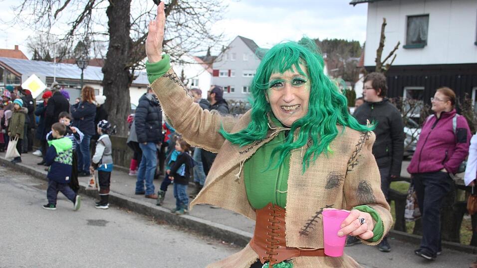 Viele Faschings-Fans haben sich am Samstag den Umzug in Langenbach angesehen. Viele Faschings-Fans haben sich am Samstag den Umzug in Langenbach angesehen.