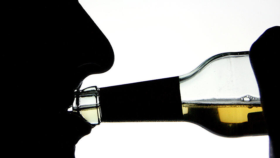 Der Alkohol dürfte in diesem Fall schuld an dem Unglück gewesen sein. (Symbolbild) Der Alkohol dürfte in diesem Fall schuld an dem Unglück gewesen sein. (Symbolbild)