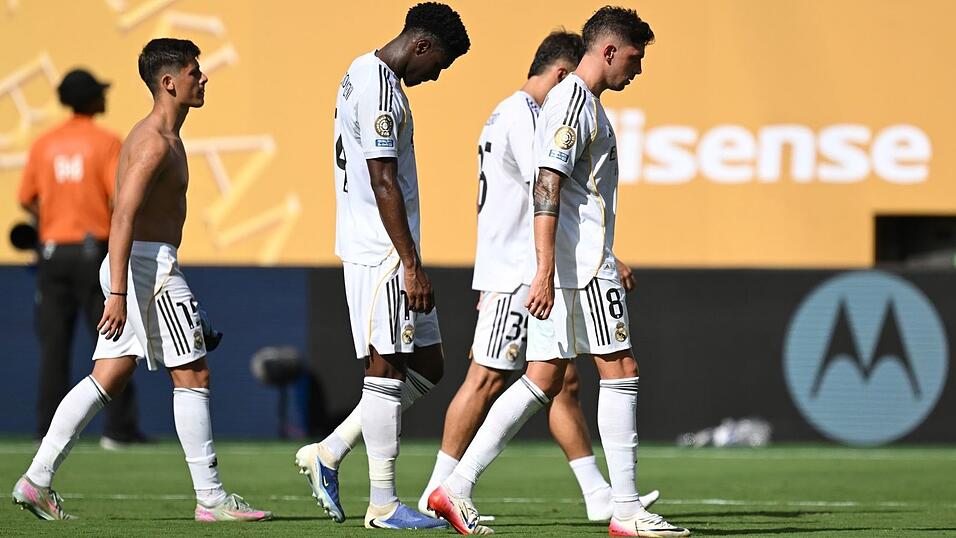 Abgang mit hängenden Köpfen, die schwer geschlagenen Spieler von Real Madrid.