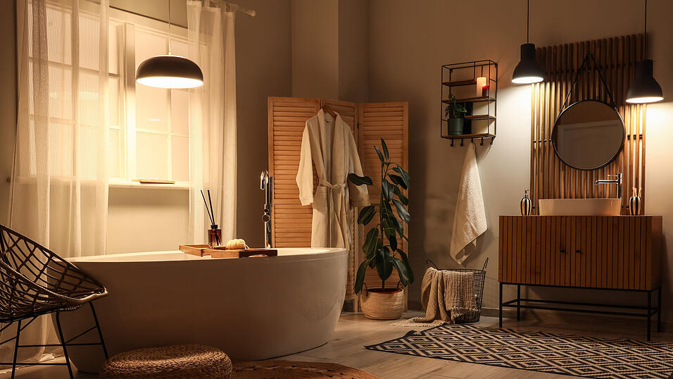 Eine heiße Badewanne mit duftendem Badeschaum hilft beim zur Ruhe kommen. Eine heiße Badewanne mit duftendem Badeschaum hilft beim zur Ruhe kommen.