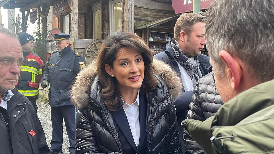 Michaela Kaniber, bayerische Landwirtschaftsministerin, war am Donerstagmorgen vor Ort und ließ sich über den Schaden und die Hintergründe aufklären. Michaela Kaniber, bayerische Landwirtschaftsministerin, war am Donerstagmorgen vor Ort und ließ sich über den Schaden und die Hintergründe aufklären.