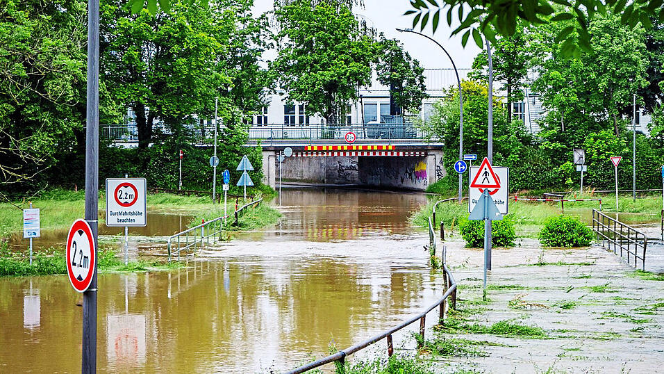 Die Flutmulde ist angesprungen, schreibt die Stadt Landshut in einer Pressemeldung. Straßen und Wege sind nicht passierbar. Die Flutmulde ist angesprungen, schreibt die Stadt Landshut in einer Pressemeldung. Straßen und Wege sind nicht passierbar.