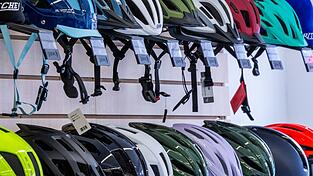 Nicht alle tragen einen Fahrradhelm, viele w&uuml;nschen sich aber eine Helmpflicht. (Symbolbild)