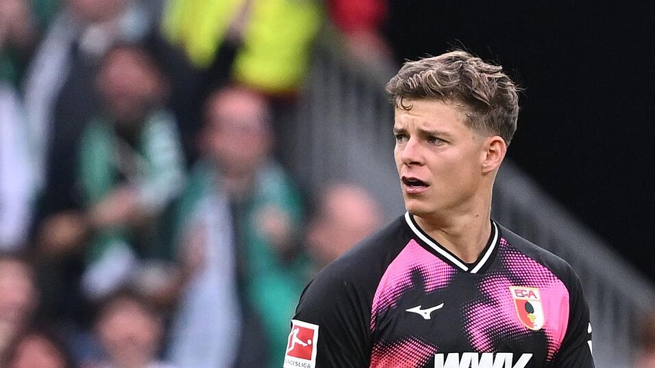 Frustriert: Augsburgs Torwart Finn Dahmen nach der 2:3-Niederlage in Bremen. Frustriert: Augsburgs Torwart Finn Dahmen nach der 2:3-Niederlage in Bremen.