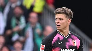 Frustriert: Augsburgs Torwart Finn Dahmen nach der 2:3-Niederlage in Bremen. Frustriert: Augsburgs Torwart Finn Dahmen nach der 2:3-Niederlage in Bremen.