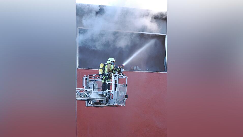 Feuerwehreinsatz in Altdorf: Dort ist am Dienstag in einer Lackiererei im Sonnenring ein Brand ausgebrochen.