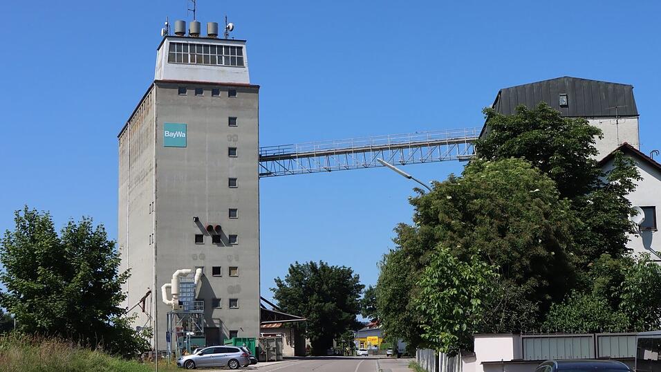 Die gro&szlig;en Baywa Lagerhallen in der N&auml;he des Moosburger Bahnhofs haben bald ausgedient.