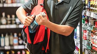 Auf bis zu 400 Millionen Euro wird der j&auml;hrliche Schaden durch Ladendiebstahl gesch&auml;tzt - und das allein f&uuml;r bayerische Einzelhandelsbetriebe. F&uuml;r manche Unternehmen sei der Schwund existenzbedrohend.