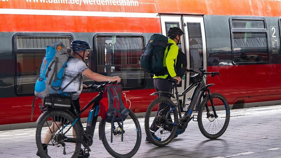 Reisende schieben am Hauptbahnhof in M&uuml;nchen ihre Fahrr&auml;der &uuml;ber den Bahnsteig.