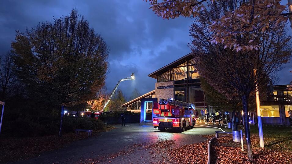 Ein Großaufgebot an Feuerwehren ist derzeit in der Aqacur-Badewelt Bad Kötzting im Einsatz. Ein Großaufgebot an Feuerwehren ist derzeit in der Aqacur-Badewelt Bad Kötzting im Einsatz.