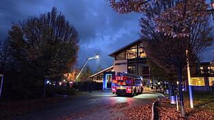 Ein Großaufgebot an Feuerwehren ist derzeit in der Aqacur-Badewelt Bad Kötzting im Einsatz. Ein Großaufgebot an Feuerwehren ist derzeit in der Aqacur-Badewelt Bad Kötzting im Einsatz.