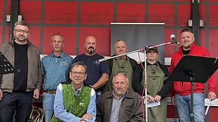 Aufgestellt zum Siegerfoto: Initiator und Jury-Mitglied Franz Wittmann, Pavel Waldmann, die Zweitplatzierten vom Grill und Partyservice &bdquo;Sau guat&ldquo; aus Heideck (sie vertreten die Stadt Viechtach am 12. September in Hartmanice), die Drittplatzierten Blossersberger J&auml;ger und die tschechischen Sieger Fotos:
