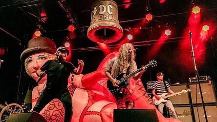 Nach einigen Absagen konnte Organisator Peter Gregor &bdquo;AC/DC Revival Band &lsquo;89&ldquo; f&uuml;r sein &bdquo;Rock dein Herz&ldquo;-Konzert verpflichten. Dass sie ihre riesige Glocke in der neuen Location vielleicht nicht aufh&auml;ngen k&ouml;nnen, habe er ihnen noch nicht gesagt, erz&auml;hlt Gregor.