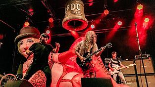 Nach einigen Absagen konnte Organisator Peter Gregor &bdquo;AC/DC Revival Band &lsquo;89&ldquo; f&uuml;r sein &bdquo;Rock dein Herz&ldquo;-Konzert verpflichten. Dass sie ihre riesige Glocke in der neuen Location vielleicht nicht aufh&auml;ngen k&ouml;nnen, habe er ihnen noch nicht gesagt, erz&auml;hlt Gregor.