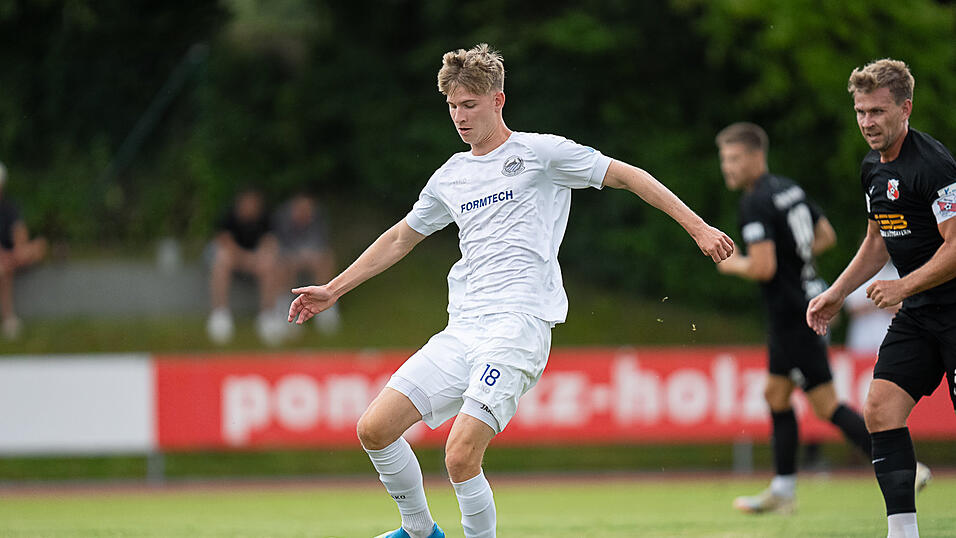 Jakob Schötz will beim TSV Bogen künftig noch mehr Verantwortung auf und neben dem Platz übernehmen und am Ende mit dem Klassenerhalt auf eine erfolgreiche Saison zurückblicken können. Jakob Schötz will beim TSV Bogen künftig noch mehr Verantwortung auf und neben dem Platz übernehmen und am Ende mit dem Klassenerhalt auf eine erfolgreiche Saison zurückblicken können.