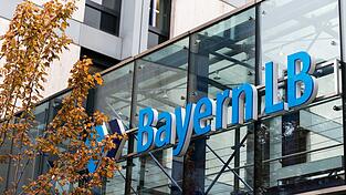 Die Bayerische Landesbank geht davon aus, dass sich mit den erwarteten &Ouml;ffnungen ein Teil des angesammelten Geldes von Privathaushalten in Konsum entladen wird.