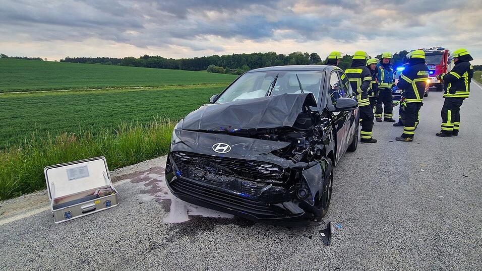 Die Hyundai-Fahrerin wurde leicht verletzt und kam mit dem Rettungswagen vorsorglich ins Krankenhaus.